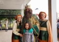 WhatsApp Image 2025 01 05 at 18.57.55 Los Reyes Magos entregan regalos a siete niños en el Hospital Comarcal