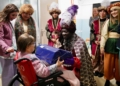 WhatsApp Image 2025 01 05 at 18.57.55 2 Los Reyes Magos entregan regalos a siete niños en el Hospital Comarcal