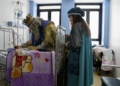 WhatsApp Image 2025 01 05 at 18.57.56 1 Los Reyes Magos entregan regalos a siete niños en el Hospital Comarcal