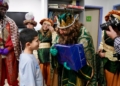 WhatsApp Image 2025 01 05 at 18.57.56 Los Reyes Magos entregan regalos a siete niños en el Hospital Comarcal