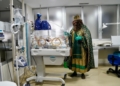 WhatsApp Image 2025 01 05 at 18.57.57 Los Reyes Magos entregan regalos a siete niños en el Hospital Comarcal