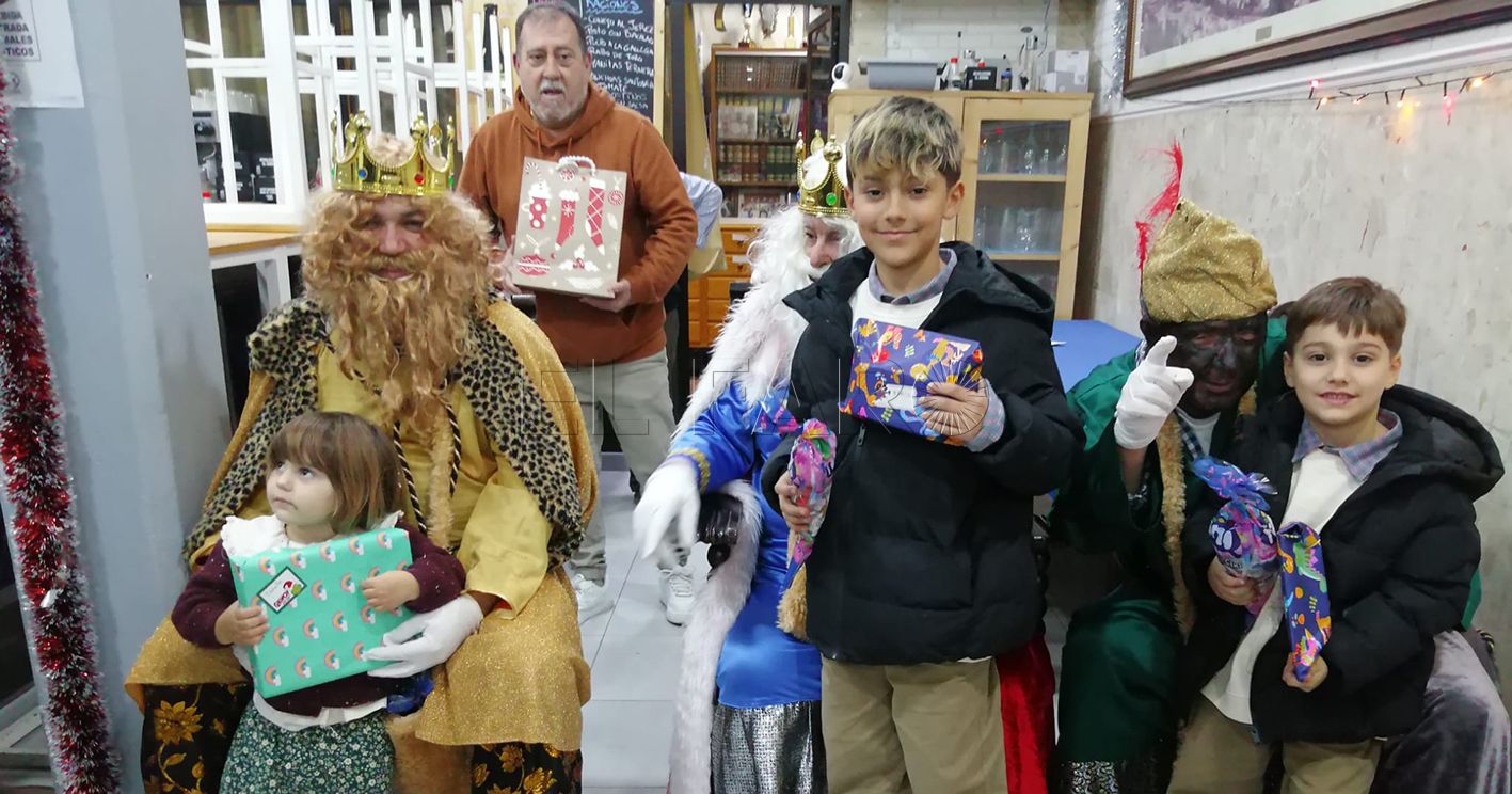 WhatsApp Image 2025 01 05 at 21.12.23 recorte Los Reyes Magos hacen un alto en su camino en el Centro Hijos de Melilla