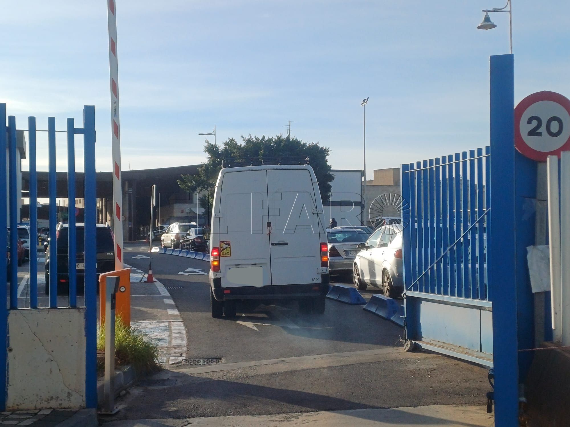 Furgón retorna de la frontera con Marruecos tras negarse su entrada.