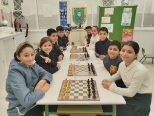 WhatsApp Image 2025 01 16 at 15.24.20 Mensajeros de la Paz realiza un taller de ajedrez esta semana en el CEIP Mediterráneo