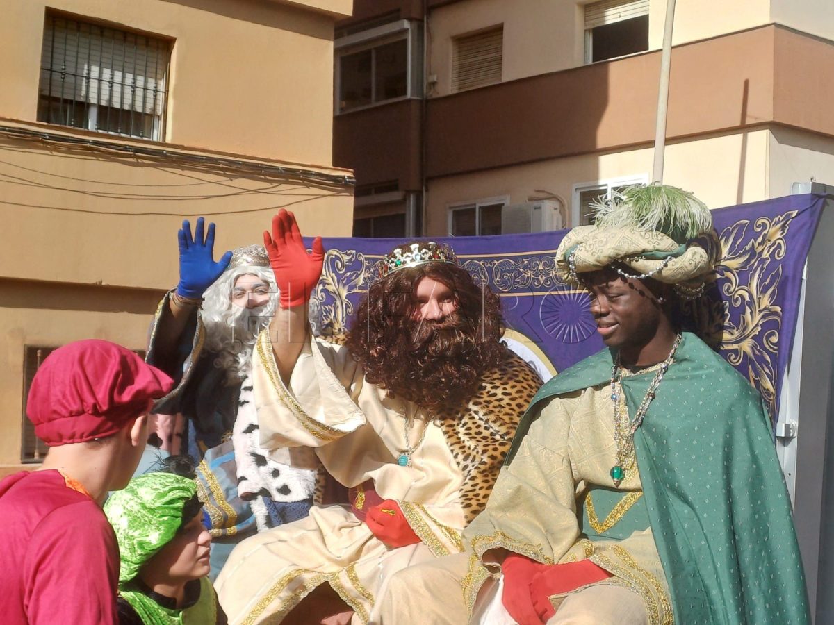 bdab6104 6e2a 4fe2 affd 8ba3ac86790a e1736099428733 Los Reyes Magos arrancan la jornada repartiendo ilusión por las calles de Melilla