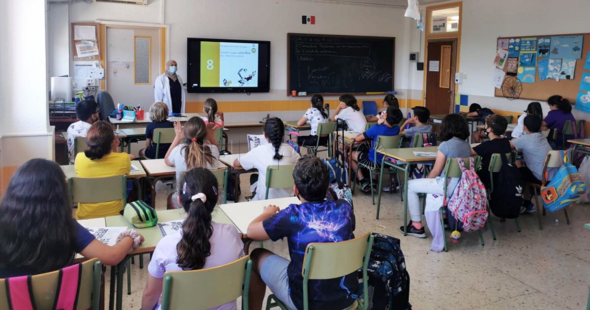 Alumnos recibiendo clases