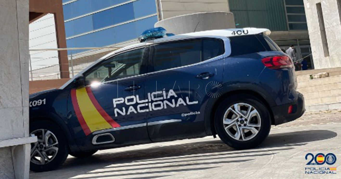coche de policia recorte Detenidas tres personas en una operación por reconocimientos de paternidad fraudulentos