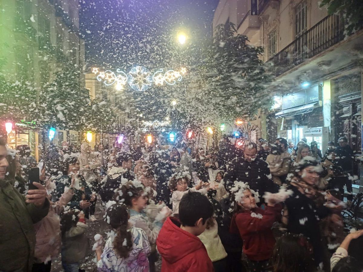 f6556d44 3902 4488 b045 d131237ee425 e1735929509752 Zona Centro trae la primera nevada del año a las calles de Melilla