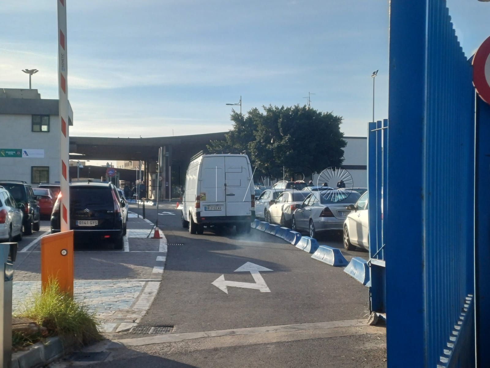 La primera furgoneta con mercancía sale hacia Marruecos