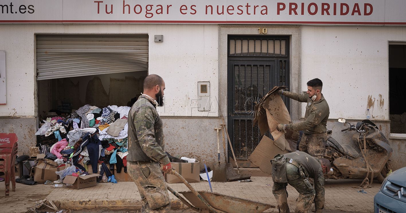 PAIPORTA (VALENCIA), 22/11/2024.-Vecinos de la localidad valenciana de Paiporta y militares continúan este viernes con los trabajos de reconstrucción tras la dana del pasado 29 de octubre. EFE/Villar López