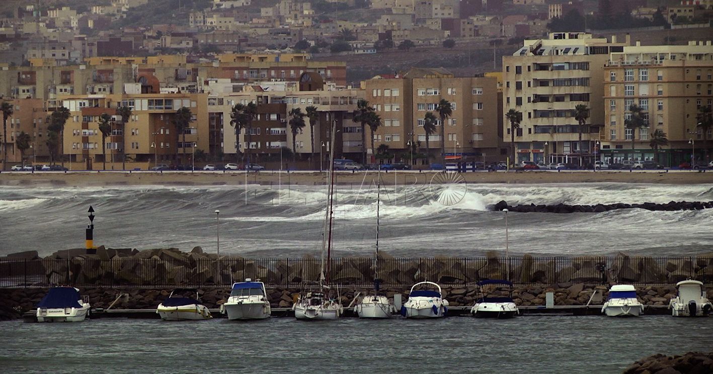 olas temporal playa recorte Fenómenos costeros ponen en aviso amarillo a Melilla