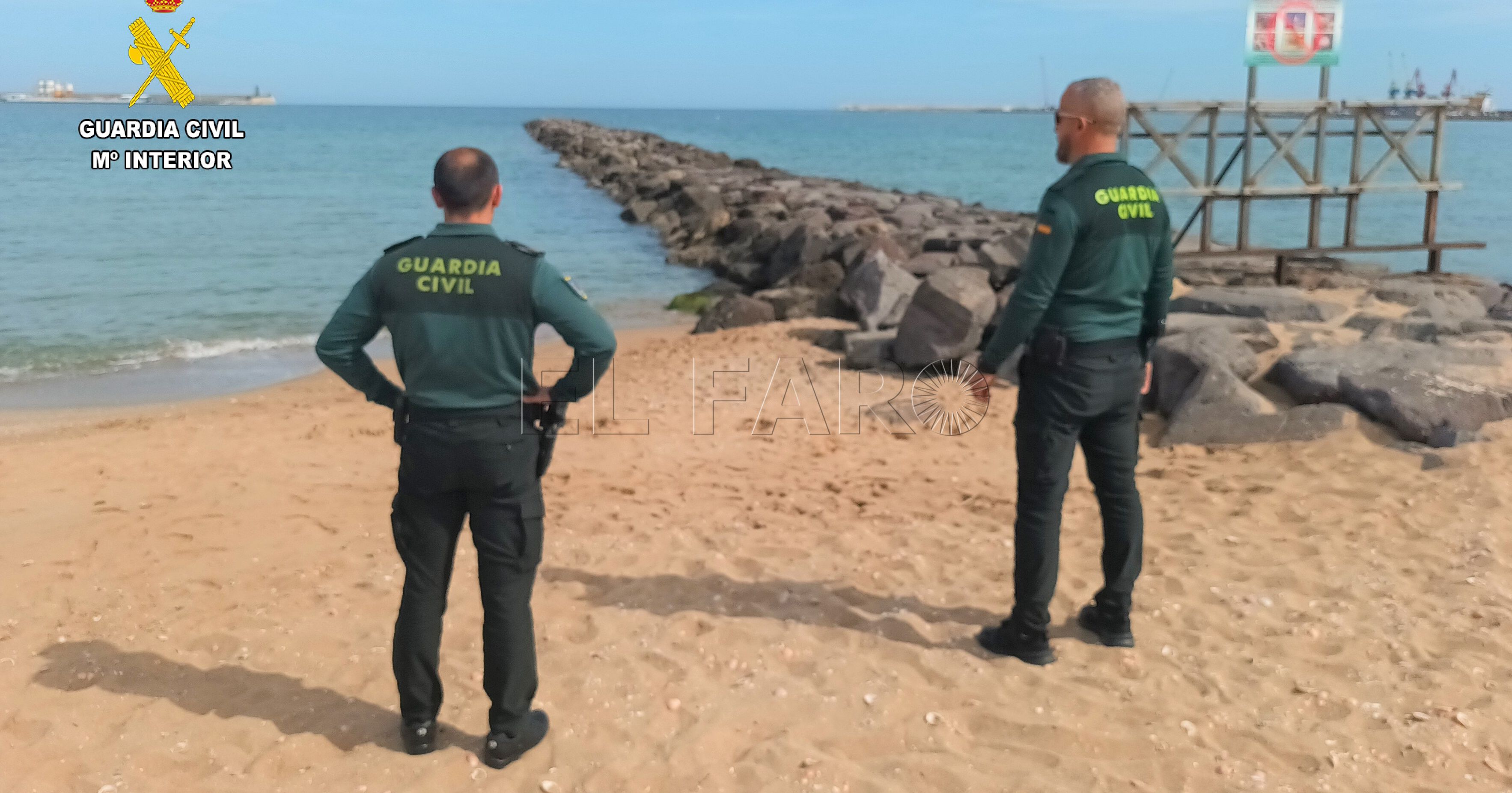 01 Agentes que realizaron el auxilio recorte La Guardia Civil auxilia a una joven en la playa de La Hípica