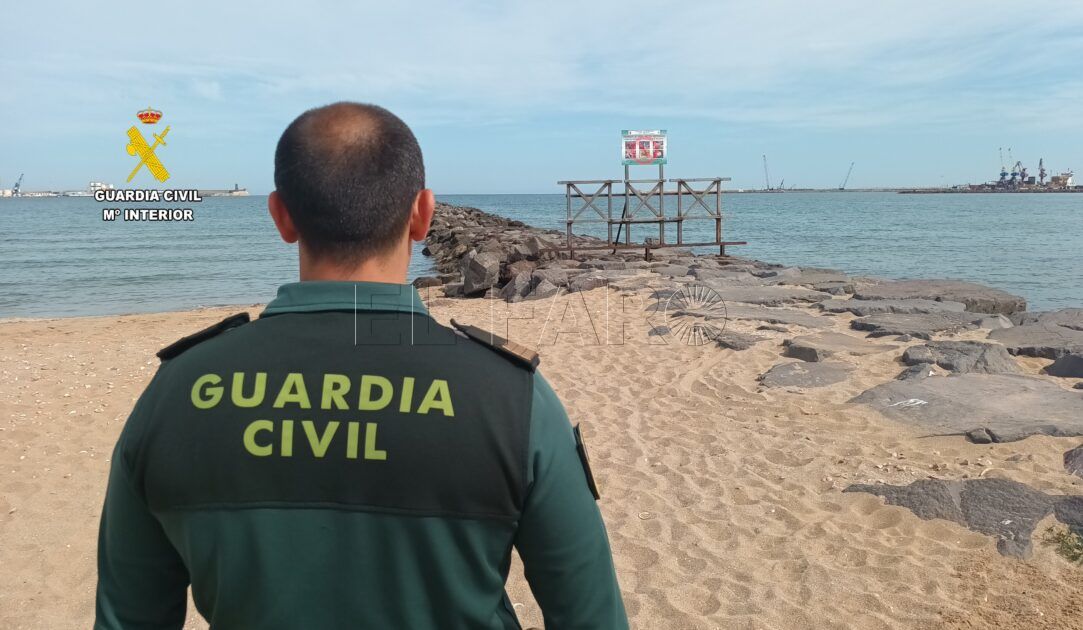 02 vista zona auxilio La Guardia Civil auxilia a una joven en la playa de La Hípica
