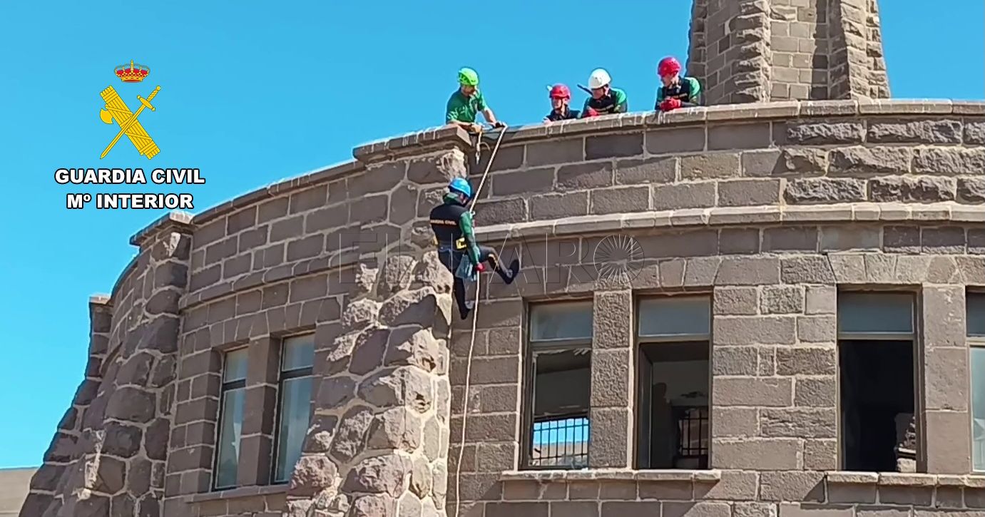 04 practicas de Rapel recorte Rápel, escalada y rescate en el mar por parte de la Guardia Civil