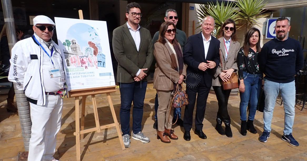 GUIAS OFICIALES DE TURISMO JUNTO A MIGUEL MARIN Y JAVIER MATEOS recorte En el Día Internacional del Guía de Turismo