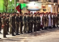 Una Compañía de Honores realiza el arriado mensual de la bandera