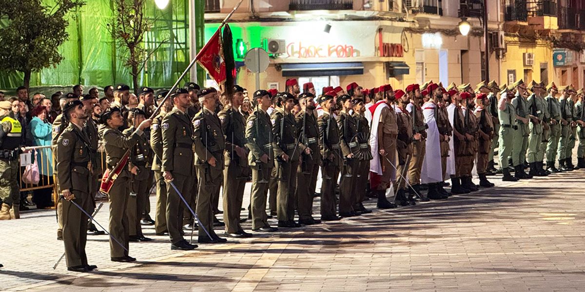 MMMM Una Compañía de Honores realiza el arriado mensual de la bandera