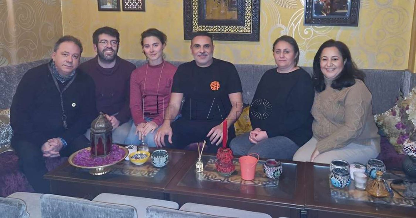 Melania y Victor de la UAB en la Teteria Nazaro recorte Investigadores de la Universidad Autónoma de Barcelona en Melilla