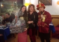 Toni Molina ganadora de la Cesta de Farmacias Puga Exitosa celebración del Año Nuevo chino de la Serpiente