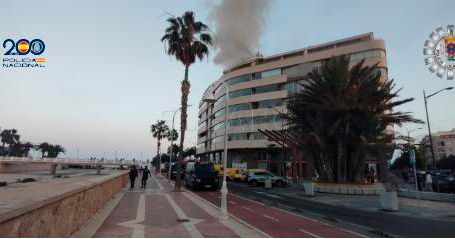 WhatsApp Image 2025 02 21 at 14.00.01 recorte La rápida intervención policial evita la propagación del incendio de una vivienda del Paseo Marítimo