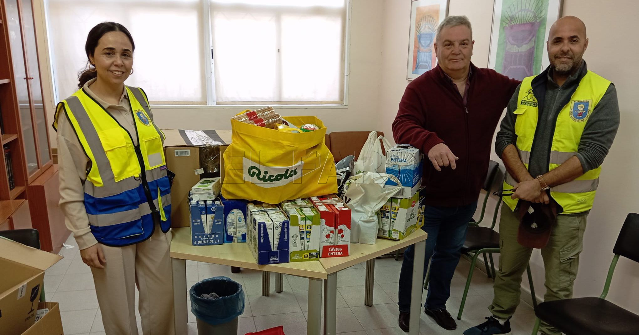 WhatsApp Image 2025 02 24 at 12.47.19 recorte El IES Rusadir colabora con Mensajeros de la Paz en la recogida de alimentos
