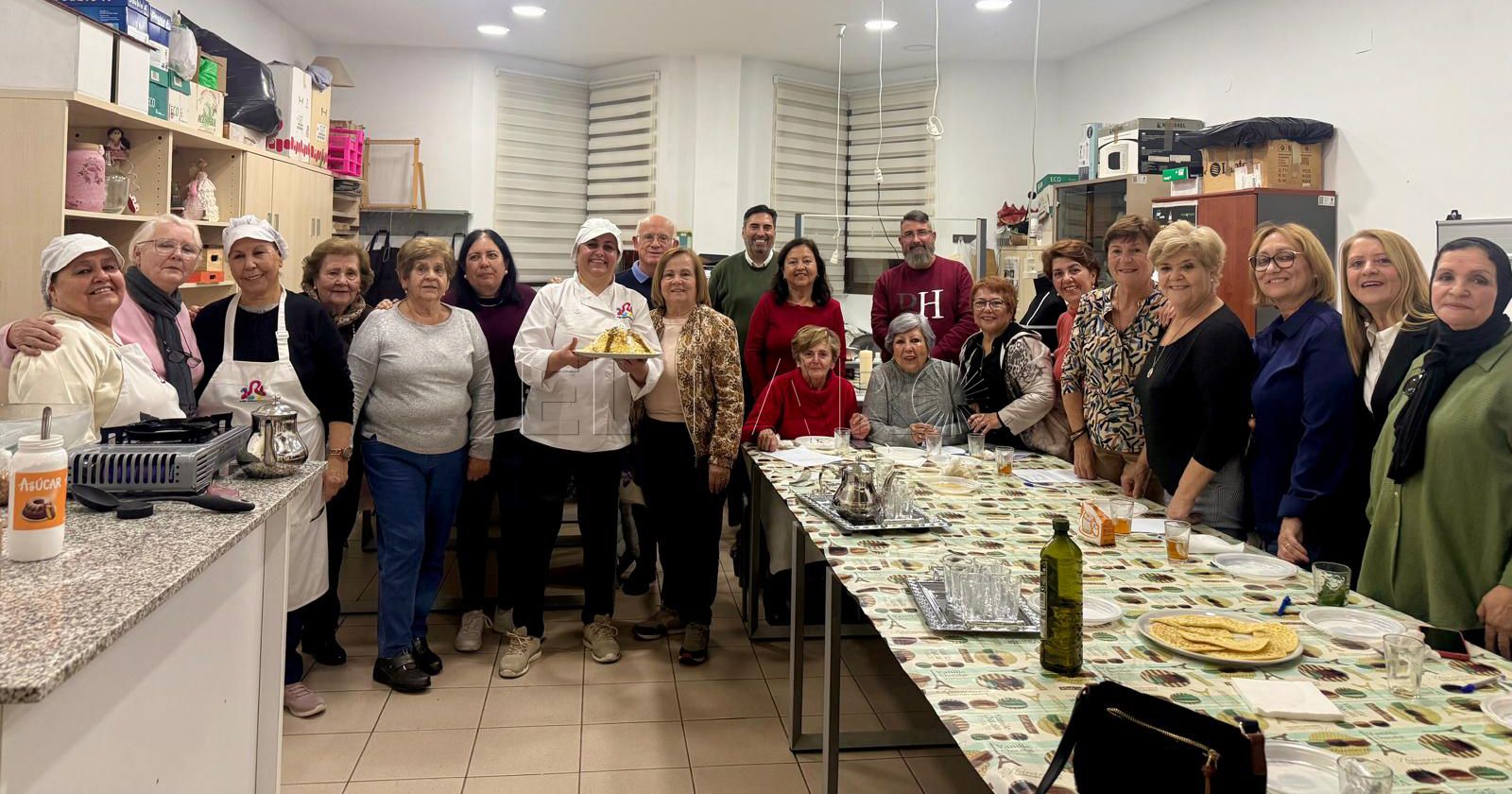 WhatsApp Image 2025 02 26 at 10.56.52 1 recorte Éxito total en el segundo taller de cocina por el Ramadán en Aulas Culturales para Mayores