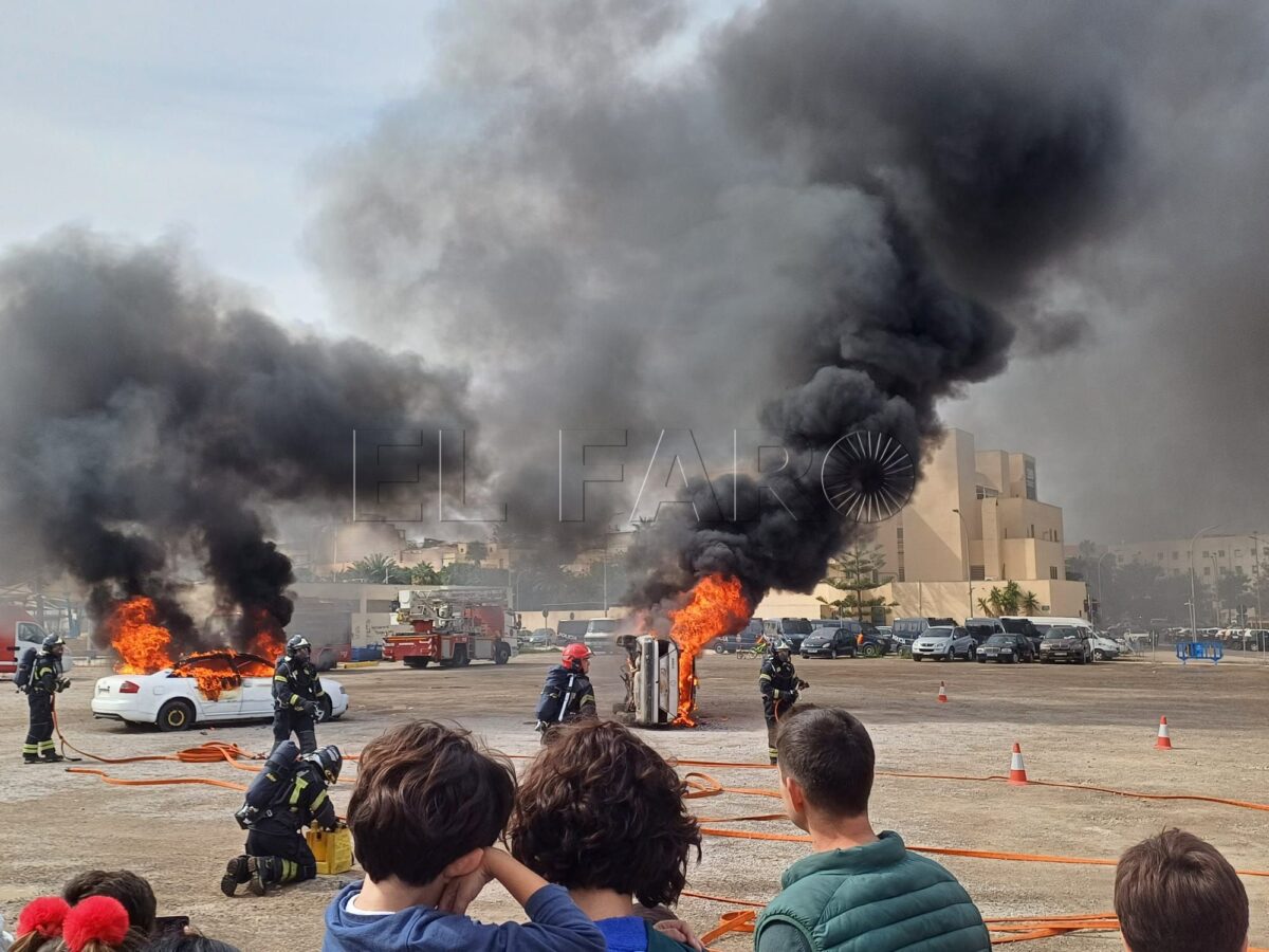 08961cac 0c75 472d b0fc b8428064c4fd e1740940795345 Los Bomberos de Melilla muestran su arrojo en una exhibición de rescates