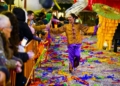 2 Los melillenses viven con ilusión un desfile de Carnaval repleto de magia