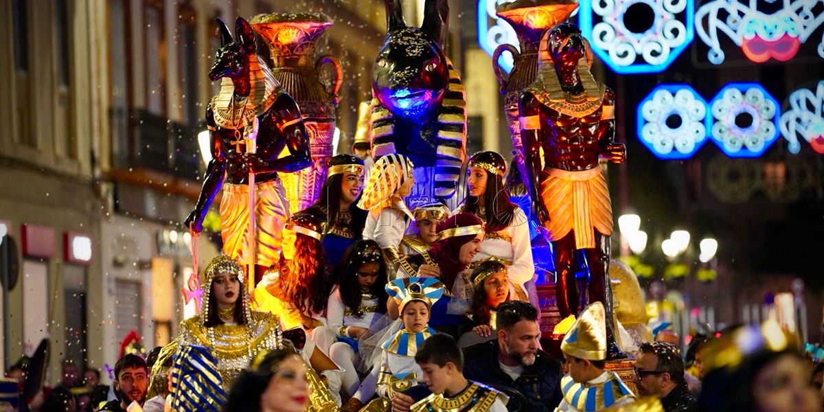 C 1 Los melillenses viven con ilusión un desfile de Carnaval repleto de magia