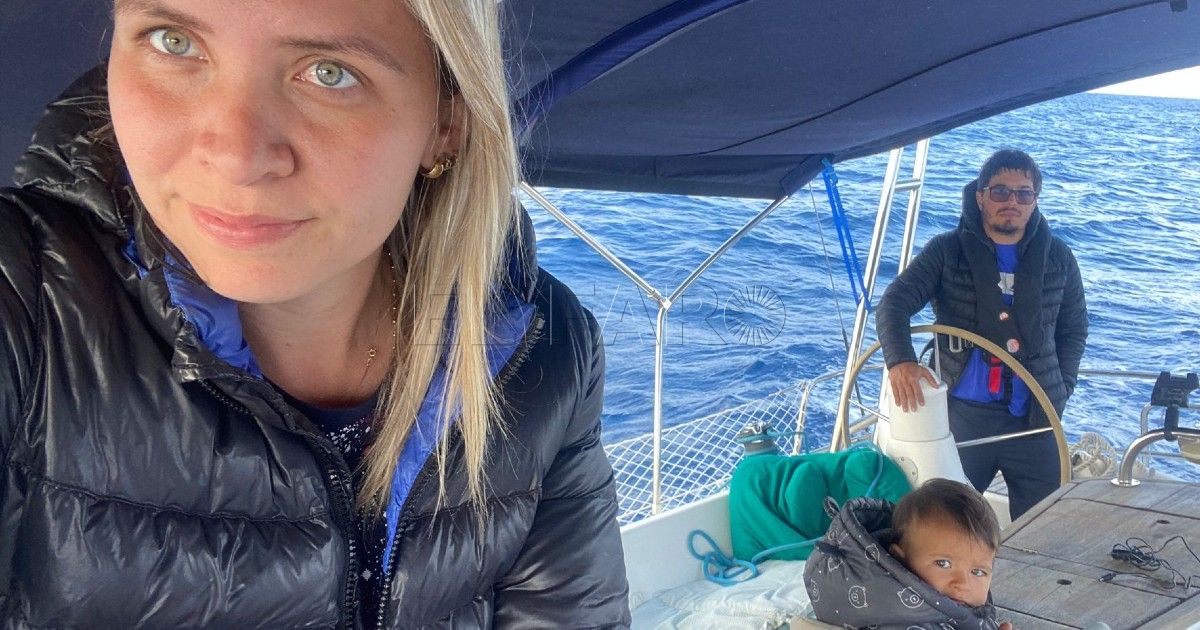 Familia de brasileños que ha hecho escala en Melilla Beto y Thais, una pareja de brasileños que vive en un velero en el puerto de Melilla
